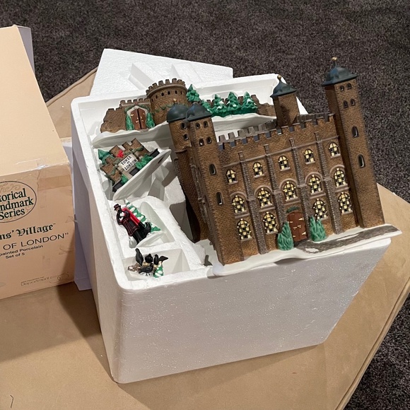 Dickens' Village Tower of London - Limited To Year Production - Picture 6 of 6